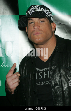 Tito Ortiz di presenze per Jenna Jameson festeggia il suo compleanno a Chateau Nightclub & Gardens, Paris Las Vegas Las Vegas NV, Aprile 9, 2011. Foto di: James Atoa/Everett Collection Foto Stock