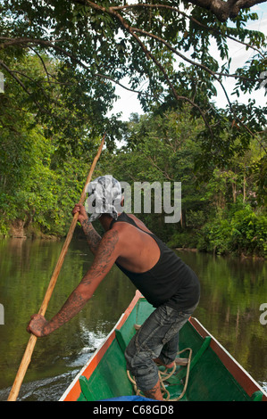Iban uomo navigare il fiume in Batang Ai National Park in Sarawak, Borneo Malaysia Foto Stock