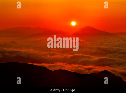 Impostazione di sole sopra un mare di nuvole. Foto scattata dal monte Kofinas il picco più alto di Asterousia mountain range, a sud di Creta. Foto Stock