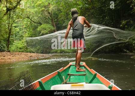 Iban uomo getta la sua rete da pesca in Batang Ai National Park in Sarawak, Borneo Malaysia Foto Stock