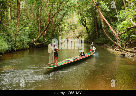 Iban uomo getta la sua rete da pesca in Batang Ai National Park in Sarawak, Borneo Malaysia Foto Stock