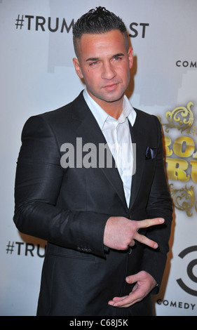 Michael " La situazione' Sorrentino presso gli arrivi per Comedy Central Roast di Donald Trump, Hammerstein Ballroom, New York, NY, 9 marzo 2011. Foto di: Gregorio T. Binuya/Everett Collection Foto Stock