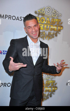 Michael " La situazione' Sorrentino presso gli arrivi per Comedy Central Roast di Donald Trump, Hammerstein Ballroom, New York, NY, 9 marzo 2011. Foto di: Gregorio T. Binuya/Everett Collection Foto Stock