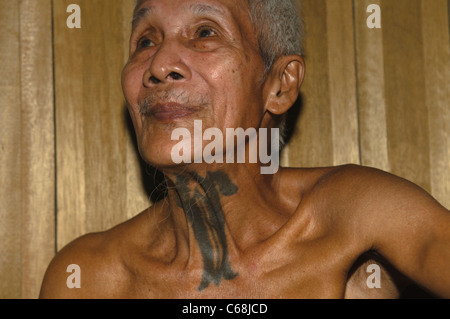 Iban sambuco con headhunters tradizionale tatuaggio sul suo collo al Nanga Sumpa longhouse nel Sarawak, Borneo Malaysia Foto Stock