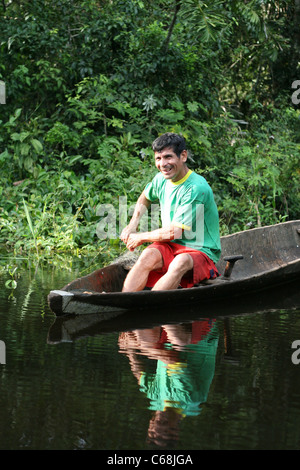 Fisherman nel controllo della sua rete sul Rio Samiria nella giungla amazzonica, lagune, Loreto, Perù, Sud America Foto Stock