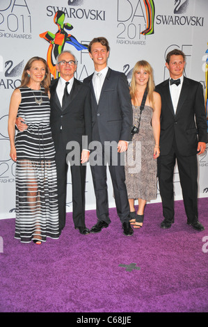 Arthur Elgort (2 L), la famiglia presso gli arrivi per il 2011 CFDA Fashion Awards, Alice Tully Hall presso il Lincoln Center di New York, NY Giugno 6, 2011. Foto di: Gregorio T. Binuya/Everett Collection Foto Stock