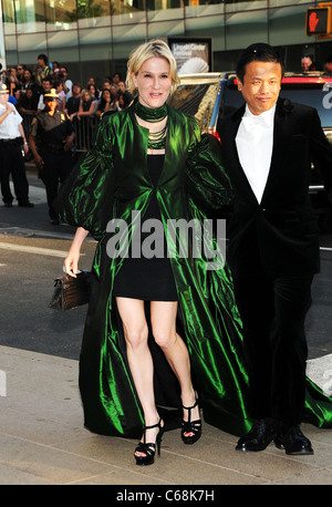 Julie Macklowe, Zang Toi presso gli arrivi per il 2011 CFDA Fashion Awards, Alice Tully Hall presso il Lincoln Center di New York, NY 6 Giugno Foto Stock