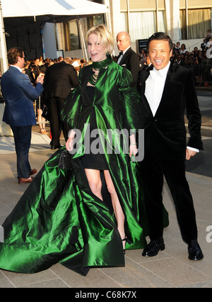 Julie Macklowe, Zang Toi presso gli arrivi per il 2011 CFDA Fashion Awards, Alice Tully Hall presso il Lincoln Center di New York, NY 6 Giugno Foto Stock