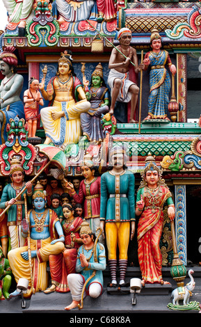 Figure dipinte all'entrata gopuram tower, il Tempio di Sri Mariamman, South Bridge Road, Chinatown, Singapore Foto Stock