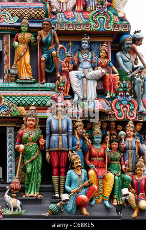 Figure dipinte all'entrata gopuram tower, il Tempio di Sri Mariamman, South Bridge Road, Chinatown, Singapore Foto Stock