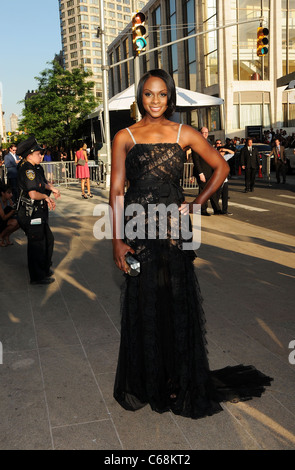 Tika Sumpter presso gli arrivi per il 2011 CFDA Fashion Awards, Alice Tully Hall presso il Lincoln Center di New York, NY Giugno 6, 2011. Foto Foto Stock