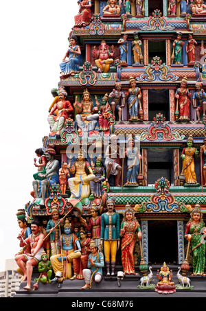 Figure dipinte all'entrata gopuram tower, il Tempio di Sri Mariamman, South Bridge Road, Chinatown, Singapore Foto Stock