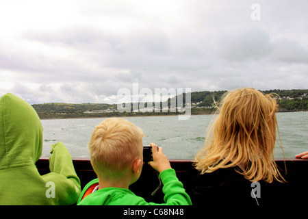 Bambini a bordo di una barca a New Quay Cardigan Bay Foto Stock