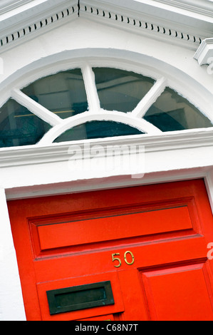 Un rosso in stile georgiano entrata a un edificio a Dublino, Irlanda Foto Stock