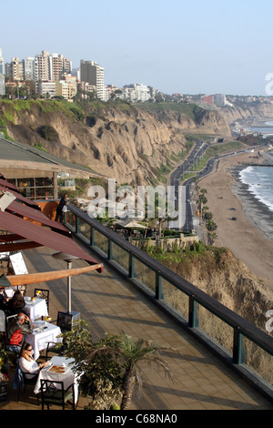 Il ristorante si affaccia sull'Oceano Pacifico a Larcomar mall. Miraflores Lima, Perù, Sud America Foto Stock