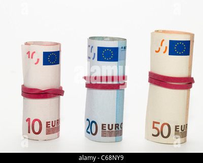 Drei gerollte Geldbündel mit 10, 20 und 50 Euro-Scheinen | tre fasci di laminati di denaro con 10, 20 e 50 le banconote in euro Foto Stock