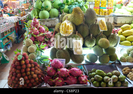 Mercato della frutta in stallo il Mercato Ben Thanh in Ho Chi Minh City, a Saigon, Vietnam Foto Stock