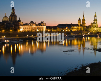 Elbe-River e vista di Bruehl la terrazza con accademia di belle arti, la Chiesa di Nostra Signora Hausmannsturm e cattolica Chiesa di Corte. Foto Stock