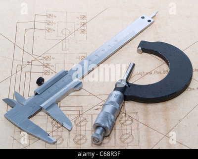 Technische Zeichnung mit Messschieber und Bügelmessschraube | engineering un disegno dettagliato con scorrimento regola e il micrometro Foto Stock