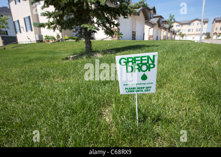 Goccia verde segno di mantenere spento il prato fino a secco su gestiti proprietà condominio Saskatoon Saskatchewan Canada Foto Stock