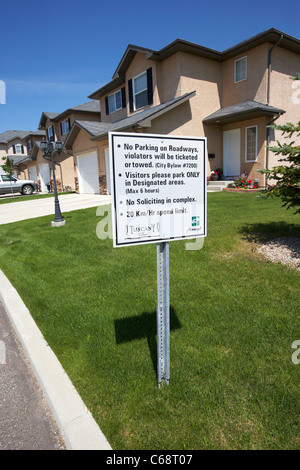 Regole di gestione cartello davanti a semi staccate le proprietà del condominio case di avviamento sulla proprietà gestita Saskatoon Foto Stock