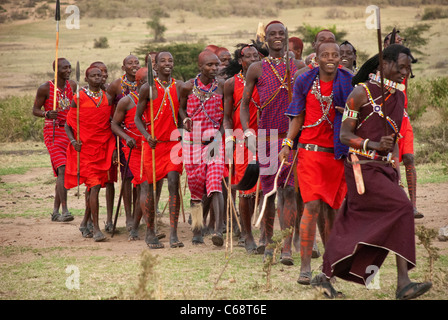 Il vecchio uomo indossando il tradizionale costume tribale e indicando un arco  e frecce al singsing Festival Goroka, Papua Nuova Guinea Foto stock - Alamy