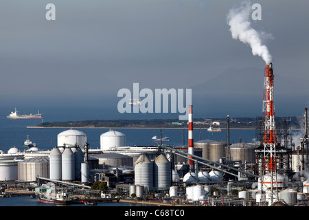 Impianto industriale con fumo di pile, zona industriale Foto Stock