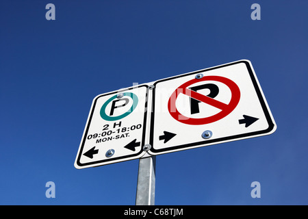 Nessun parcheggio Il parcheggio segni di restrizione cartelli contro il cielo blu Saskatoon Saskatchewan Canada Foto Stock