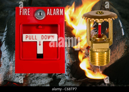 Allarme incendio pull station e valvola di sprinkler su un sfondo di fiamma Foto Stock