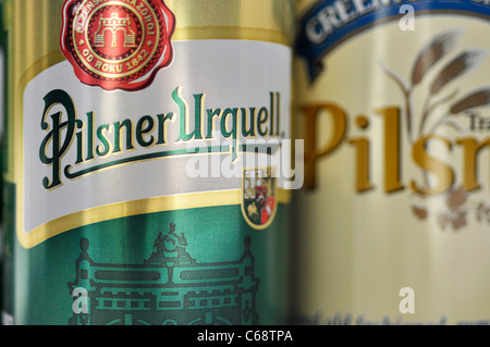 Lattine di birra Closeup, Pilsner Urquell Foto Stock