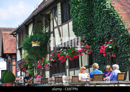 Nel XIV secolo il Crown Inn, il verde, Chiddingfold, Surrey, England, Regno Unito Foto Stock