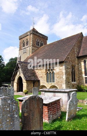 Chiesa di Santa Maria, il verde, Chiddingfold, Surrey, England, Regno Unito Foto Stock