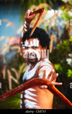 Ballerino di danza aborigena che posano con boomerang, Australia Foto Stock