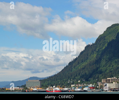 Vista di Juneau Alaska su una soleggiata giornata estiva con le nuvole Foto Stock