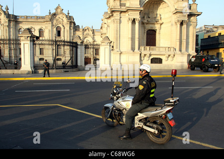 Di polizia di guardia mentre il sole pomeridiano imposta sulla Casa de Gobierno nella Plaza de Armas. Foto Stock