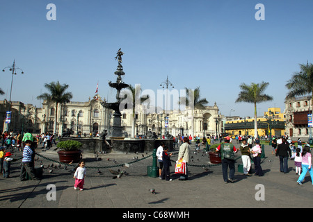 Weekend folla in Plaza de Armas con la Casa de Gobierno in background. Foto Stock