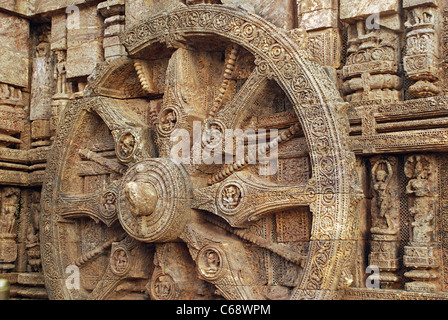 Scolpiti nella pietra ruota di carro. Sun Konark Temple, Orissa India. Patrimonio mondiale dell UNESCO Foto Stock