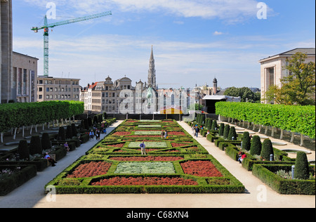Bruxelles, Belgio. Jardin du Mont des Arts. Torre del Municipio e la gru Foto Stock