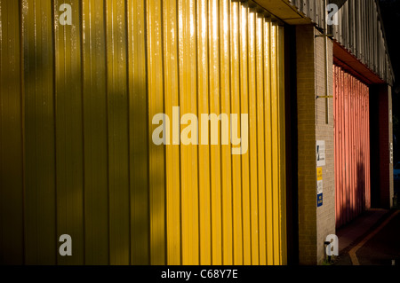 Colorato porte di garage,architettura, baie, grande edificio, business, colore, commercio, commerciale, aziendale, corporation, consegnare Foto Stock