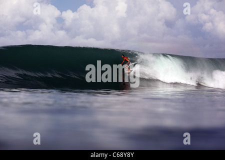 Surfer a cavallo di un onda perfetta da qualche parte a Sumatra, Indonesia Foto Stock