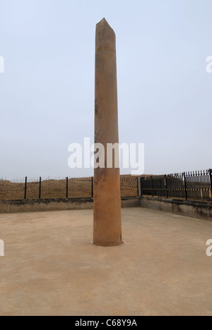 Il III secolo A.C. pilastro di Ashoka, Fort Allahabad, Uttar Pradesh, India. Foto Stock