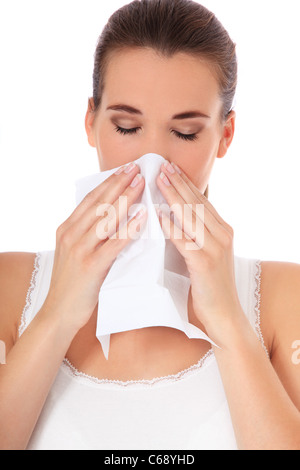 Attraente giovane donna soffre di hayfever. Tutto su sfondo bianco. Foto Stock