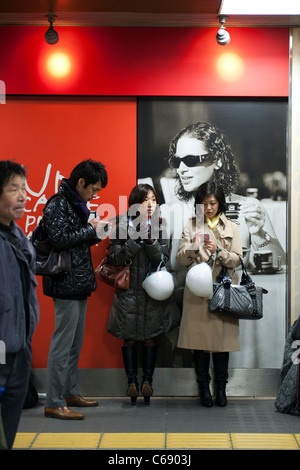 Persone elica nella stazione di Shinagawa. shinagawa, Tokyo, 11 marzo 2011, a seguito di un grave terremoto nel nord-est del Giappone Foto Stock