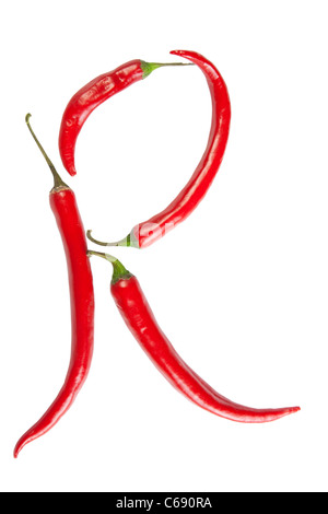 R lettera fatta dal peperoncino, con il tracciato di ritaglio Foto Stock