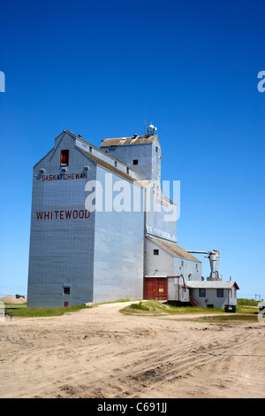 Il vecchio stile legno storico di elevatore della granella essenze dure in Saskatchewan in Canada Foto Stock