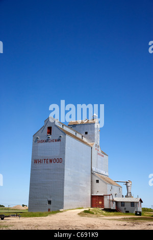 Il vecchio stile legno storico di elevatore della granella essenze dure in Saskatchewan in Canada Foto Stock