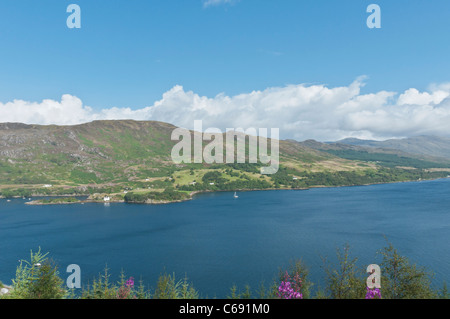 Guardando verso il basso per Strome Castello e Lochcarron Highland Scozia Scotland Foto Stock