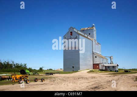 Il vecchio stile legno storico di elevatore della granella essenze dure in Saskatchewan in Canada Foto Stock