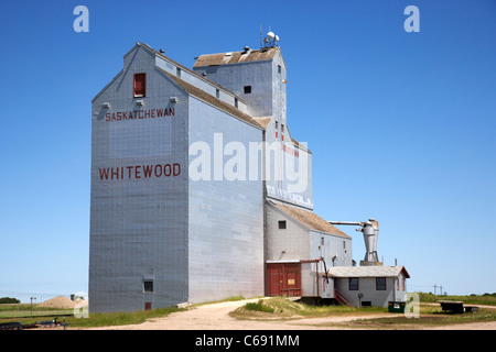 Il vecchio stile legno storico di elevatore della granella essenze dure in Saskatchewan in Canada Foto Stock