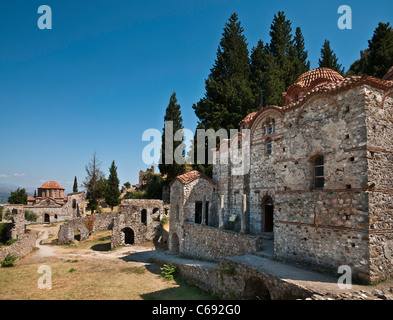 Le rovine di Mystras bizantina con le chiese di Hodigitria (destra) e Theodori vicino a Sparta in Laconia, Peloponneso e Grecia. Foto Stock